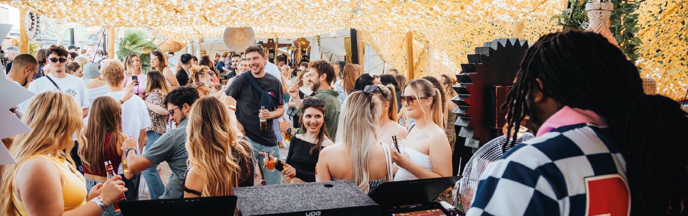 Vunzige Deuntjes aan het Strand header